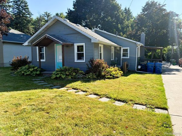 1858 Birchcrest Road , Waterford Township, Mi 48328