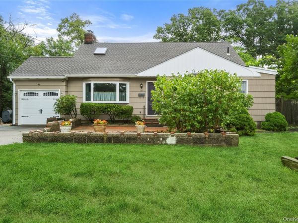 31 Eastwood Drive , North Babylon, NY 11703