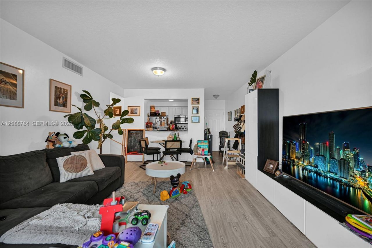 900 SW 8th St , Unit 908, Miami, FL 33130 Photo