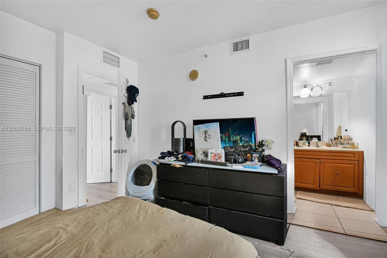 900 SW 8th St , Unit 908, Miami, FL 33130 Photo