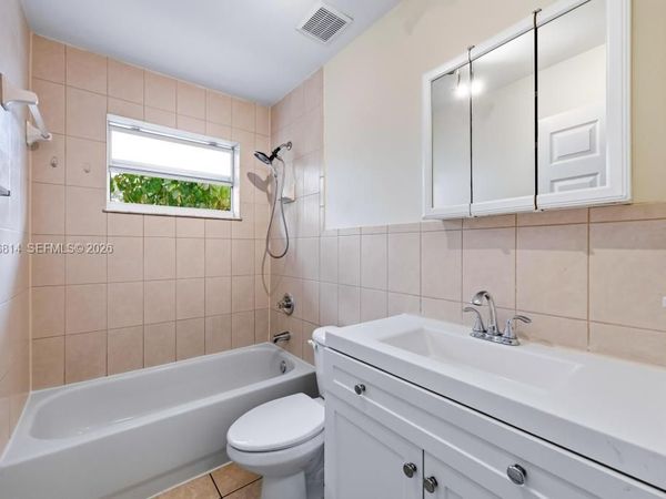 3072 NW 14th St, Unit REAR, Miami, FL 33125