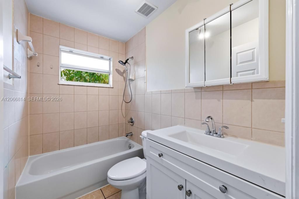 3072 NW 14th St , Unit REAR, Miami, FL 33125 Photo