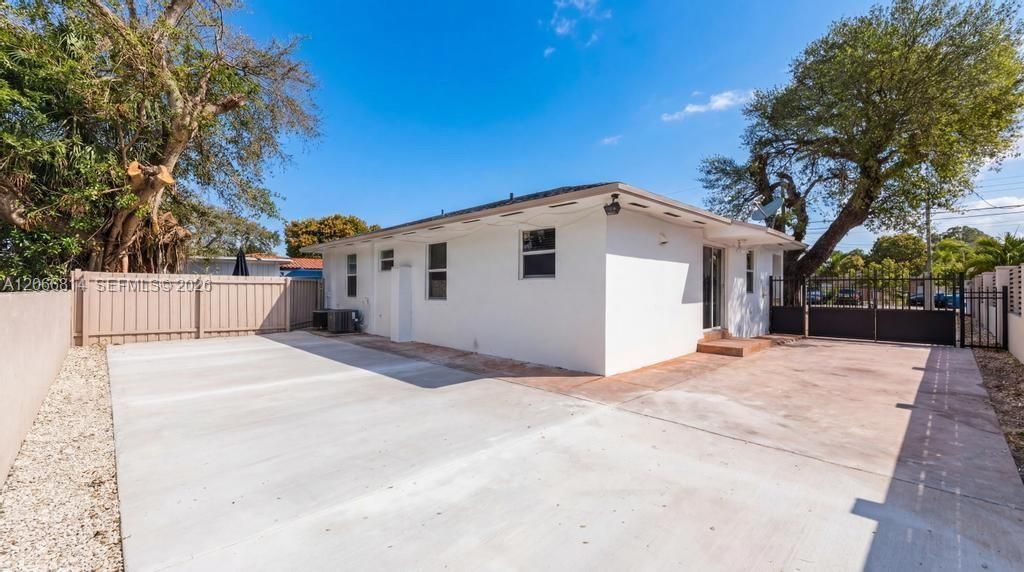 3072 NW 14th St , Unit REAR, Miami, FL 33125 Photo