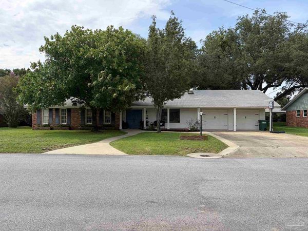 208 Hibiscus Ave, Gulf Breeze, FL 32561