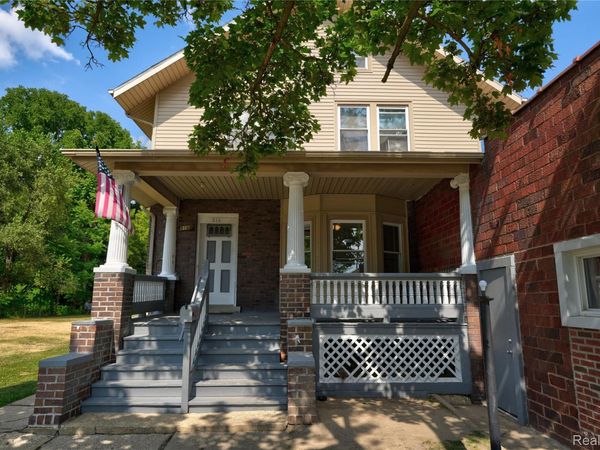814 M L King Avenue , Flint, Mi 48503