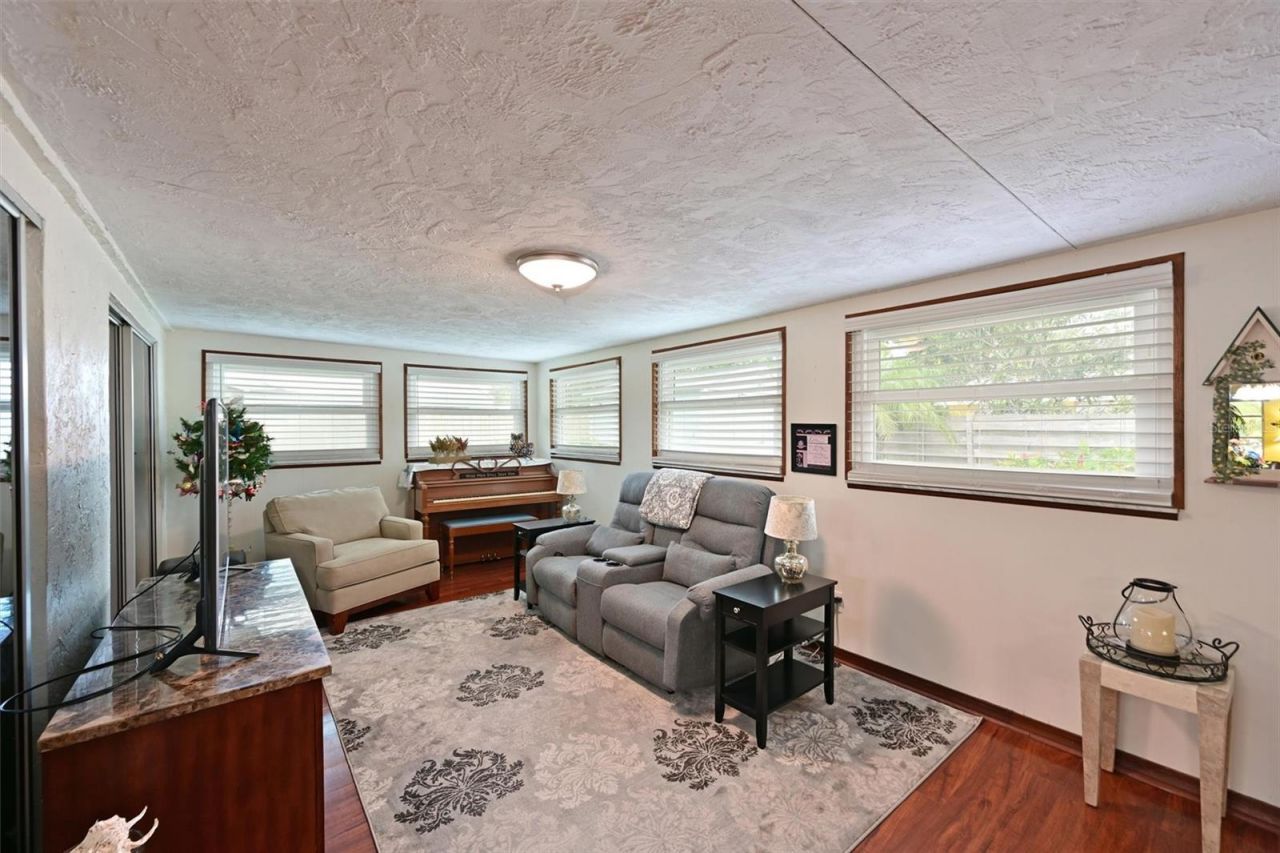 811 Alderwood Way, Sarasota, FL 34243 Photo