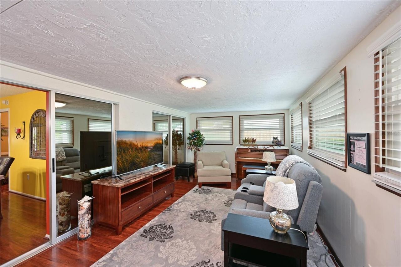 811 Alderwood Way, Sarasota, FL 34243 Photo