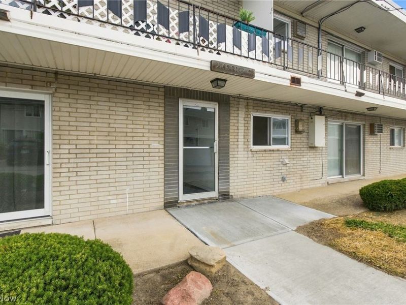 1402 Golden Gate Boulevard, Unit G203, Mayfield Heights, OH 44124 Photo 2