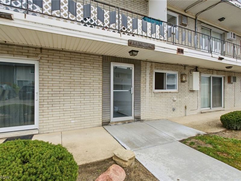 1402 Golden Gate Boulevard, Unit G203, Mayfield Heights, OH 44124 Photo 5