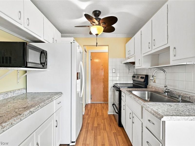 1402 Golden Gate Boulevard, Unit G203, Mayfield Heights, OH 44124 Photo 7