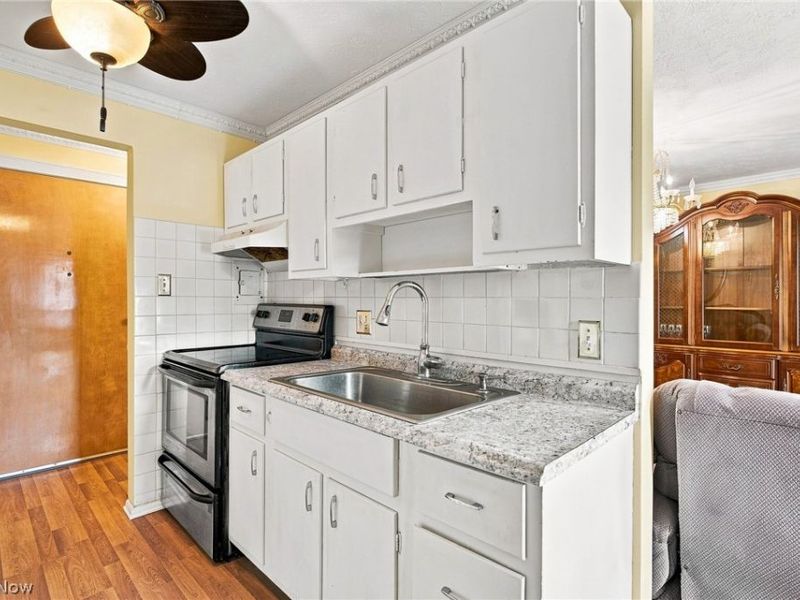 1402 Golden Gate Boulevard, Unit G203, Mayfield Heights, OH 44124 Photo 8