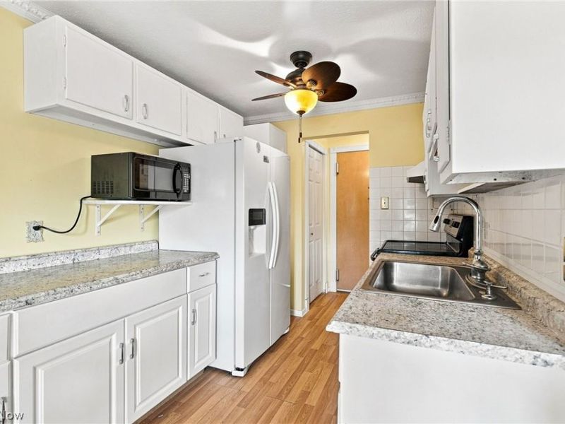 1402 Golden Gate Boulevard, Unit G203, Mayfield Heights, OH 44124 Photo 9