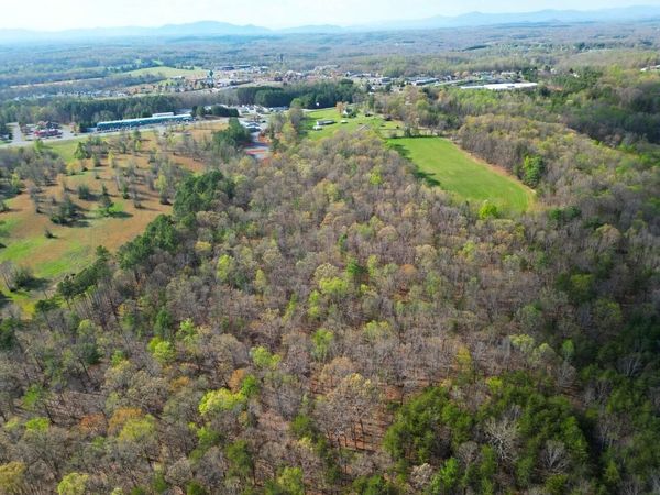 301 Scruggs RD , Moneta, VA 24121