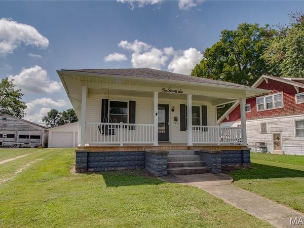 126 W Briggs Avenue, Roodhouse, IL 62082