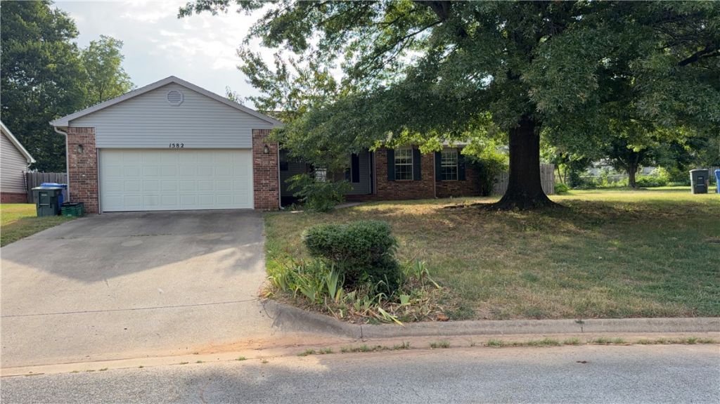 1582 N Stable Avenue, Fayetteville, AR 72703 Main Photo