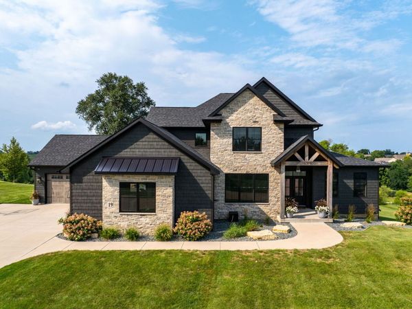 19 Pebble Creek Circle , Le Claire, IA 52753