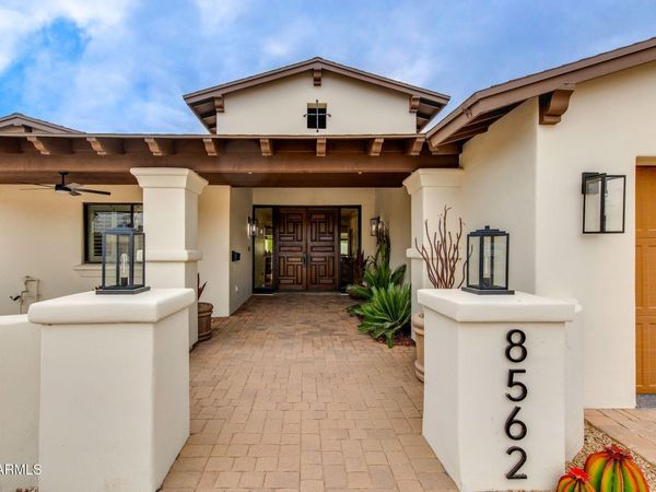 8562 E TURNEY Avenue, Scottsdale, AZ 85251