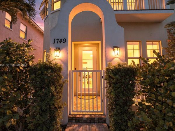 1749 NE 9th St , Fort Lauderdale, FL 33304