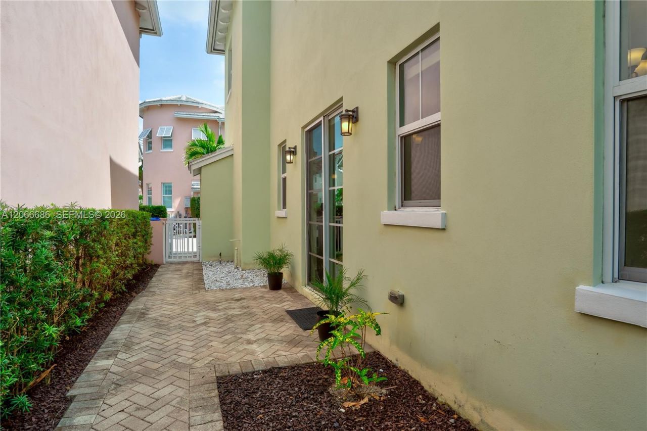 1749 NE 9th St , Fort Lauderdale, FL 33304 Photo