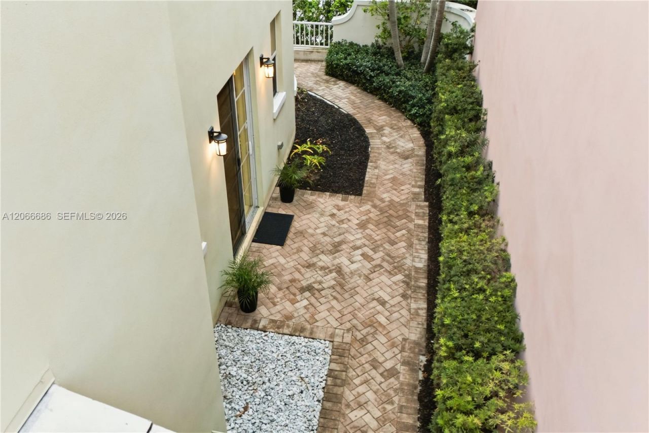 1749 NE 9th St , Fort Lauderdale, FL 33304 Photo