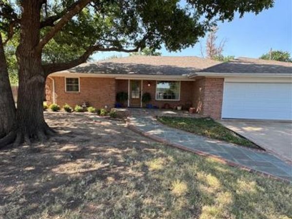 605 W 9th Street, Quanah, TX 79252