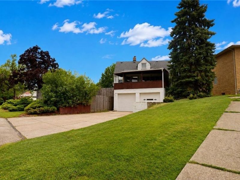 8423 Greenlawn Avenue, Parma, OH 44129 Photo 4