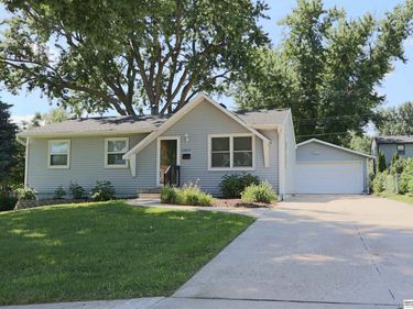 12517 B Street, Omaha, NE 68144