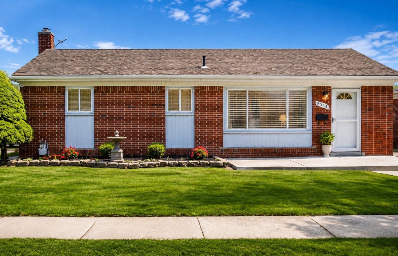 8544 Kinloch Street, Dearborn Heights, MI 48127 Main Photo