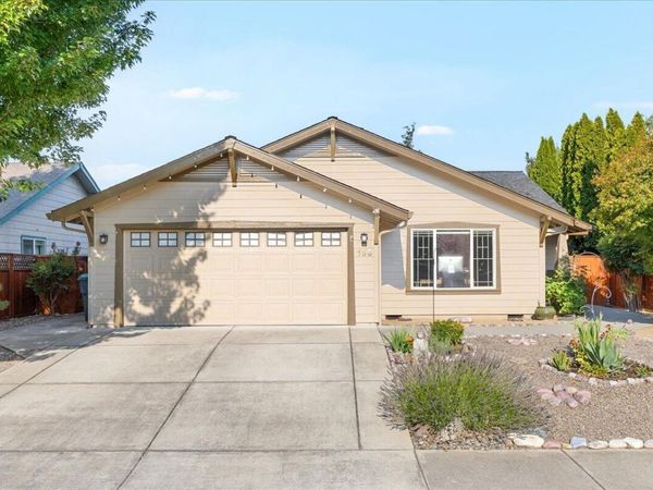 155 Country Hill Drive, Phoenix, OR 97535