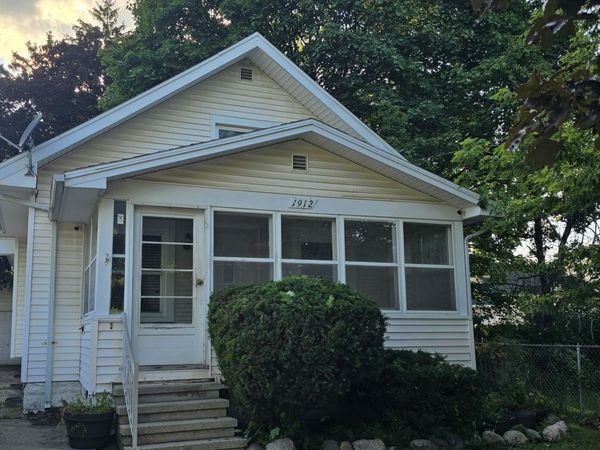 1912 S Rundle Avenue, Lansing, MI 48910
