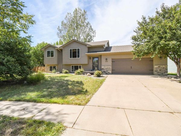 6115 S Aaron Ave, Sioux Falls, SD 57106