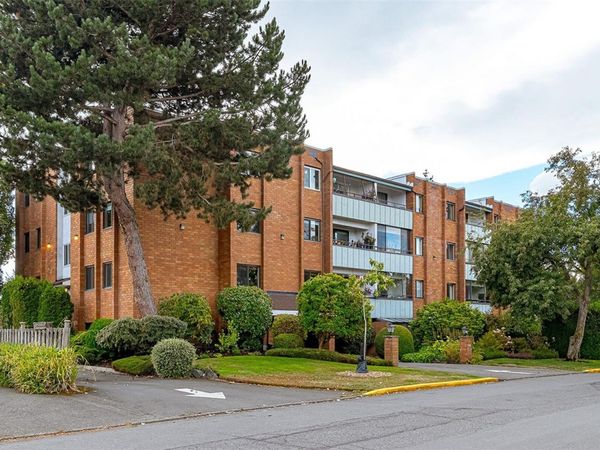 853 Selkirk Ave, Unit #203, Esquimalt, BC V9A 2T7