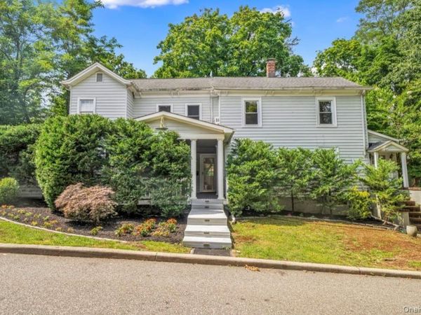 4 Potters Court , Great Neck, NY 11024