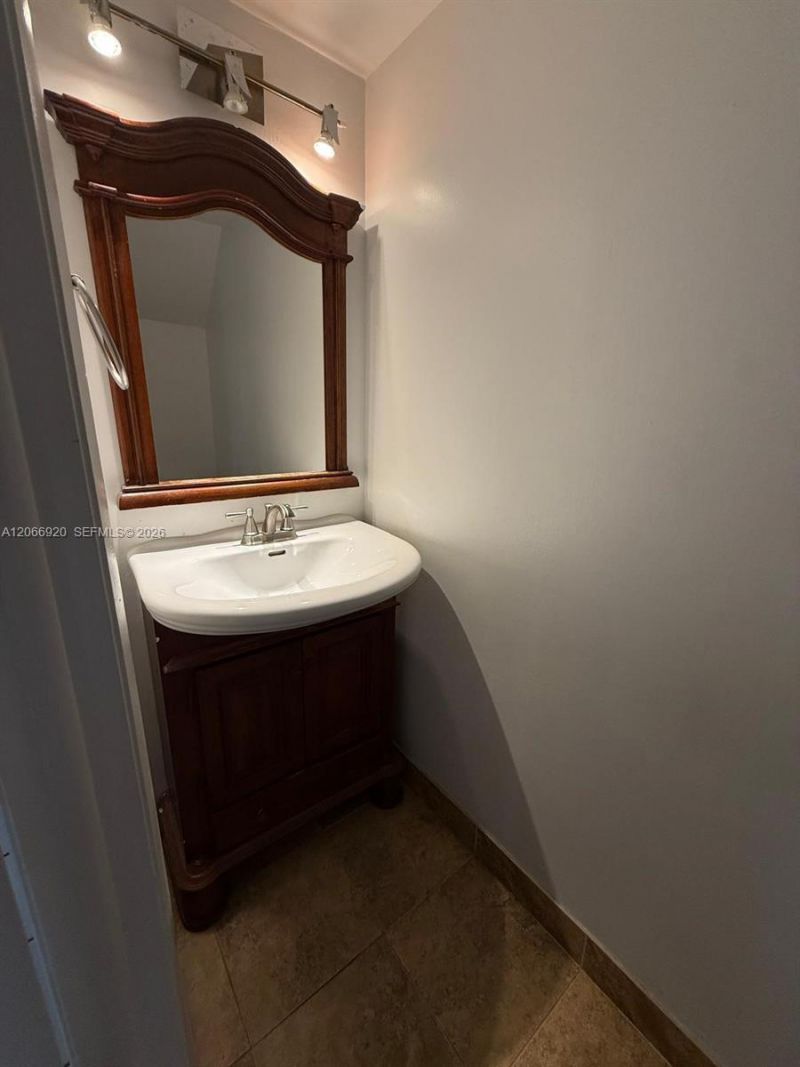 560 NW 82nd Pl, Unit 305, Miami, FL 33126 Photo