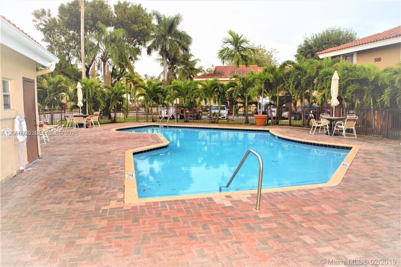 560 NW 82nd Pl, Unit 305, Miami, FL 33126 Photo