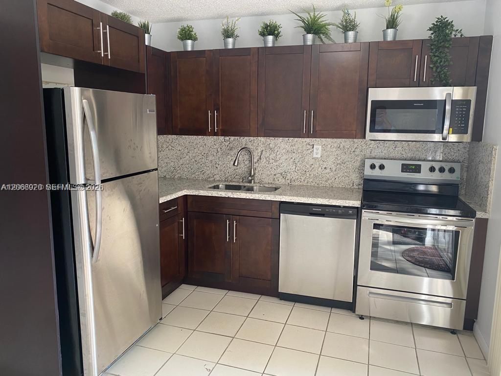 560 NW 82nd Pl, Unit 305, Miami, FL 33126 Photo
