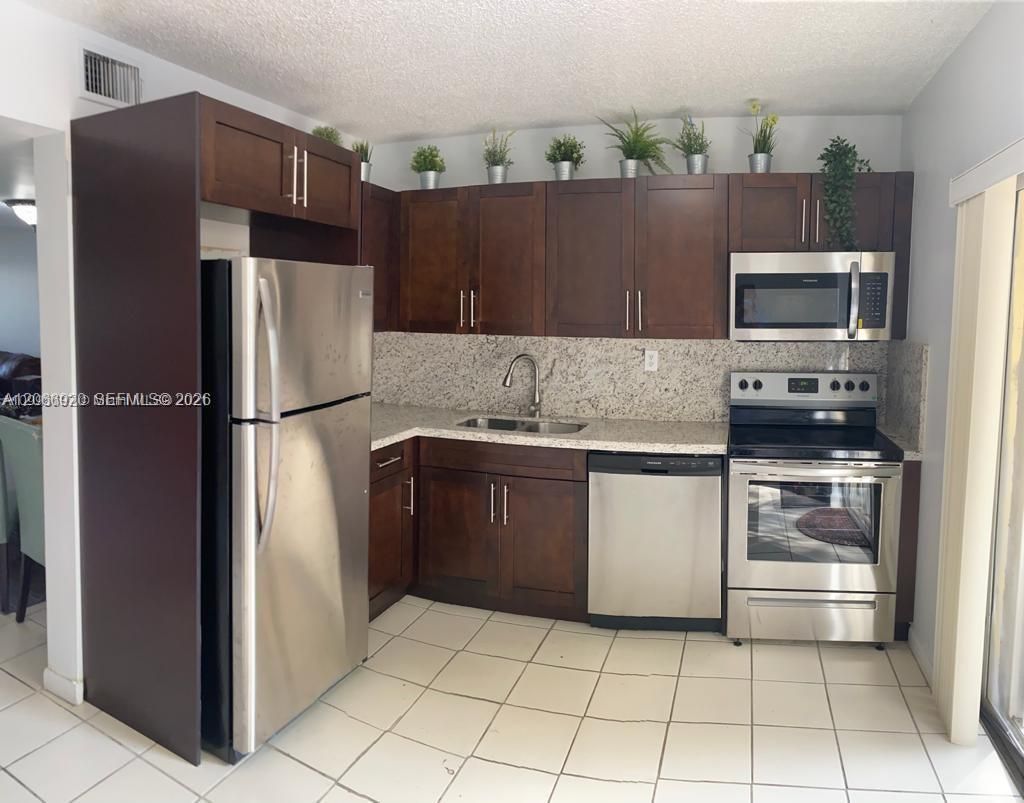 560 NW 82nd Pl, Unit 305, Miami, FL 33126 Photo