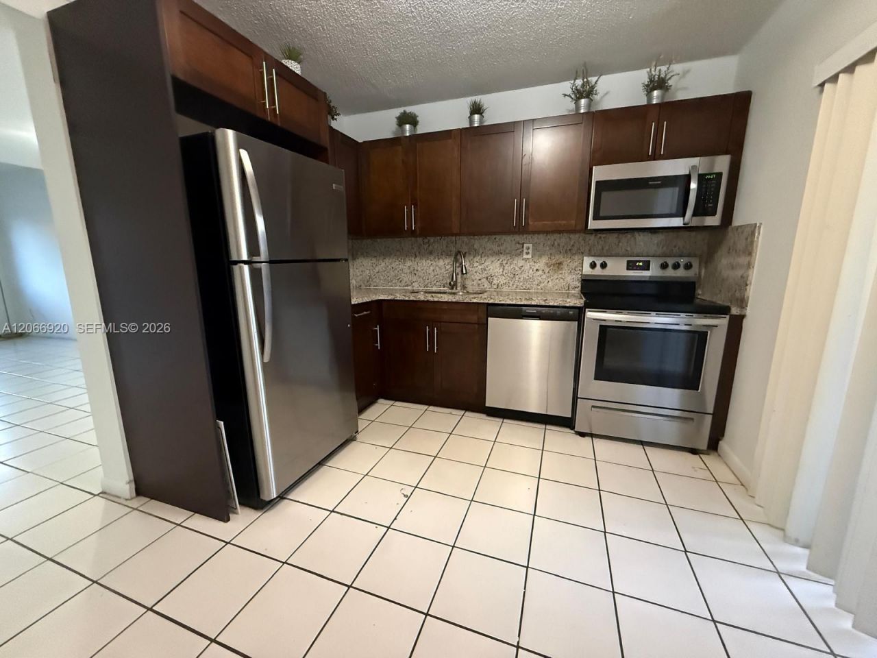 560 NW 82nd Pl, Unit 305, Miami, FL 33126 Photo