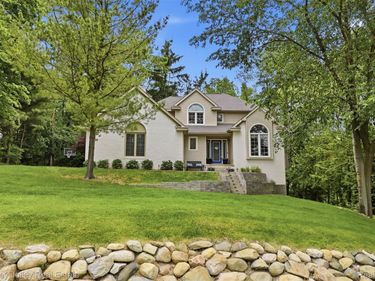 7829 Hillside Lakes Drive , Hamburg Township, Mi 48116