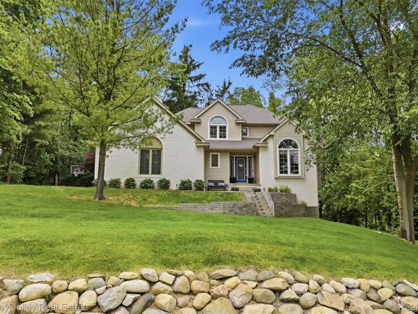 7829 Hillside Lakes Drive , Hamburg Township, Mi 48116