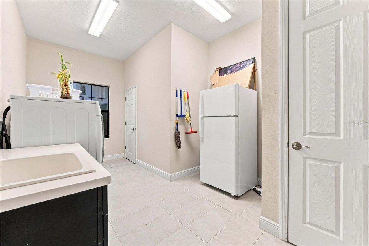 10370 Meadowrun Drive, Lithia, FL 33547 Photo