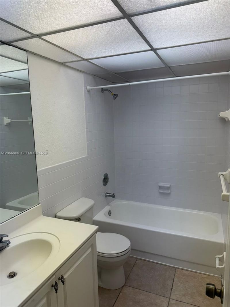 6970 NW 186th St , Unit 3-212, Hialeah, FL 33015 Photo