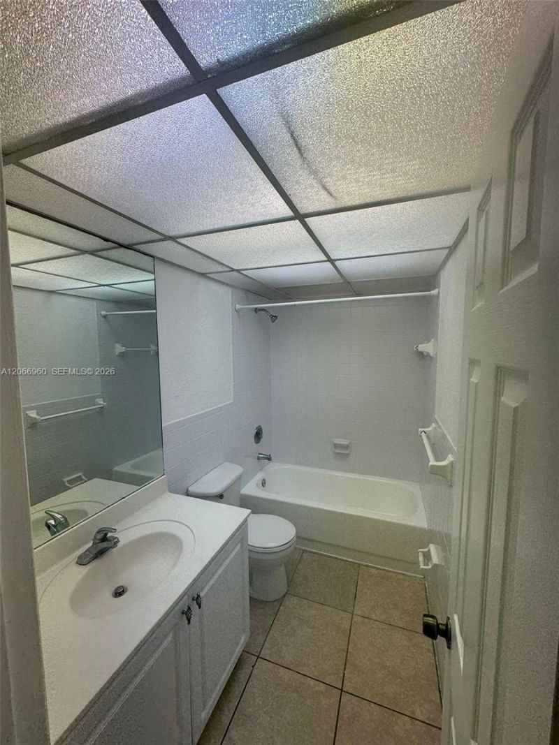 6970 NW 186th St , Unit 3-212, Hialeah, FL 33015 Photo