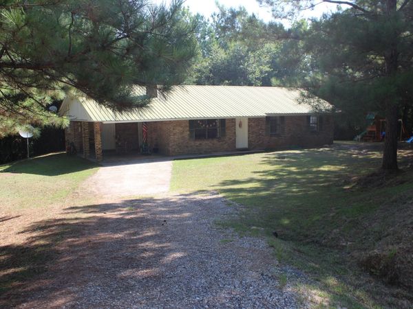 98 Pitts Ln., Bassfield, MS 39421