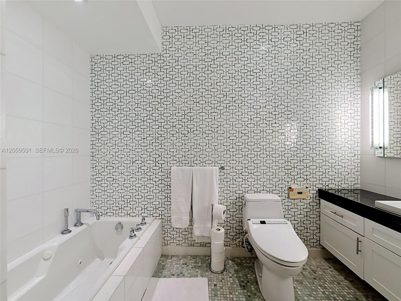 1460 Ocean Dr , Unit 404, Miami Beach, FL 33139 Photo