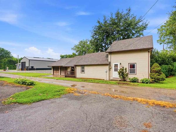 907 7th St, Wellman, IA 52356