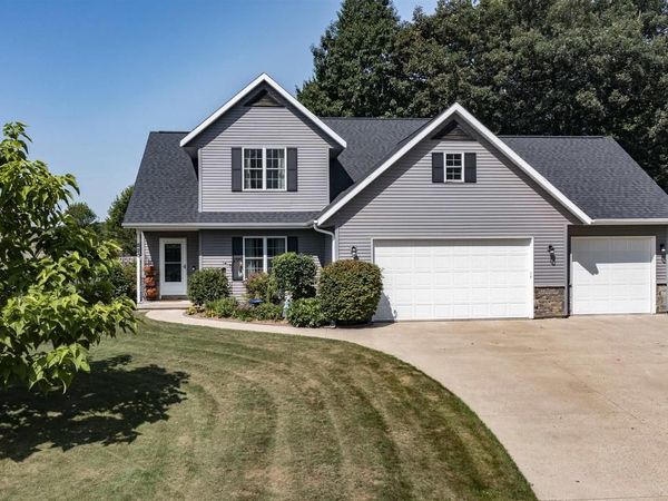 820 WOODLAND CIRCLE, Waupaca, WI 54981