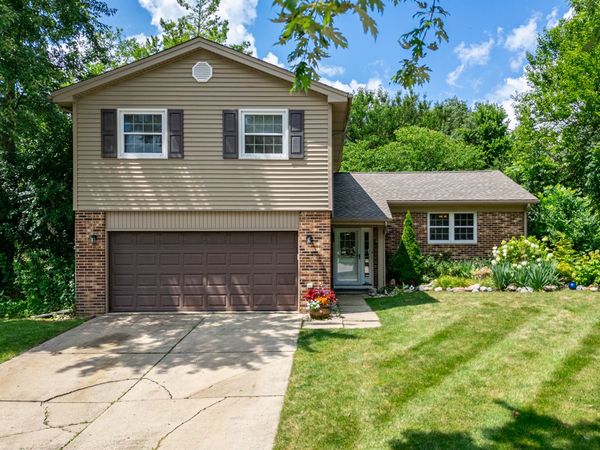 30W280 Holyoke Court , Warrenville, IL 60555