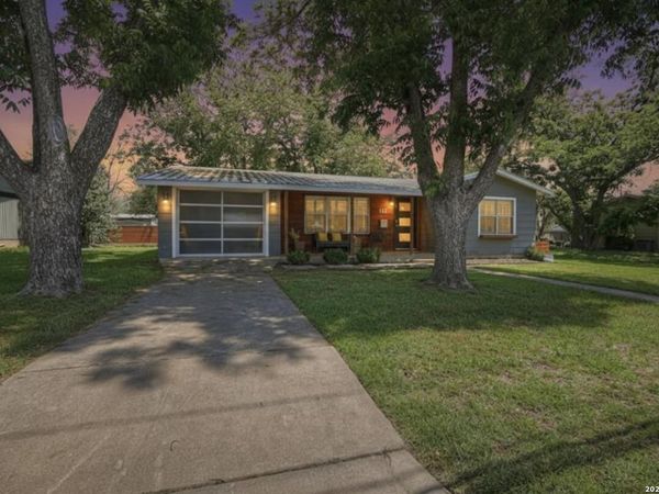112 W MULBERRY ST, Fredericksburg, TX 78624