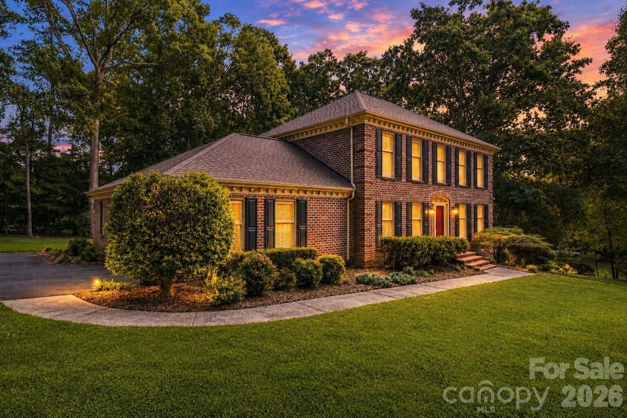 3906 Wandering Lane Ne, Hickory, NC 28601 Main Photo